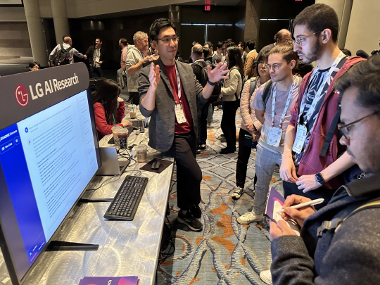 뉴립스 개막일인 지난 10일(현지시간) 열린 엑스포 데이에서 이문태 LG AI연구원 어드밴스드 ML랩장이 엑사원 유니버스를 시연하고 있다. LG 제공